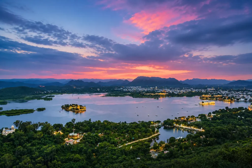 lake pichola udaipur rajasthan